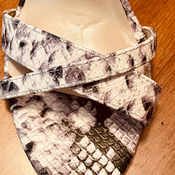 NEW Kaari Blue Snakeskin Embellished Sandals -6.5 - Picture 3 of 8